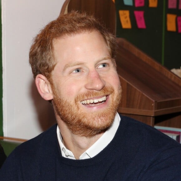 Le prince Harry et Meghan Markle en visite au restaurant "Social Bite" à Edimbourg le 13 février 2018. Chaque année, cette sandwicherie distribue de la nourriture aux sans-abri à travers l'Ecosse et emploie tous ceux qui souhaitent se réinserer dans la sphère professionnelle. Le futur couple princier a discuté avec les fondateurs du projet, Josh Littlejohn et Alice Thompson, qui leur ont notamment expliqué à quel point il était difficile pour les personnes sans-abri de trouver du travail lorsqu'elles n'ont pas d'adresses de résidence.