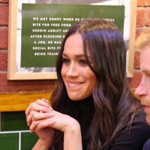 Le prince Harry et Meghan Markle en visite au restaurant "Social Bite" à Edimbourg le 13 février 2018. Chaque année, cette sandwicherie distribue de la nourriture aux sans-abri à travers l'Ecosse et emploie tous ceux qui souhaitent se réinserer dans la sphère professionnelle. Le futur couple princier a discuté avec les fondateurs du projet, Josh Littlejohn et Alice Thompson, qui leur ont notamment expliqué à quel point il était difficile pour les personnes sans-abri de trouver du travail lorsqu'elles n'ont pas d'adresses de résidence.