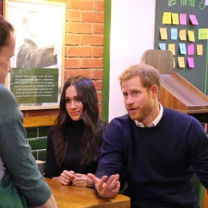 Le prince Harry et Meghan Markle en visite au restaurant "Social Bite" à Edimbourg le 13 février 2018. Chaque année, cette sandwicherie distribue de la nourriture aux sans-abri à travers l'Ecosse et emploie tous ceux qui souhaitent se réinserer dans la sphère professionnelle. Le futur couple princier a discuté avec les fondateurs du projet, Josh Littlejohn et Alice Thompson, qui leur ont notamment expliqué à quel point il était difficile pour les personnes sans-abri de trouver du travail lorsqu'elles n'ont pas d'adresses de résidence.