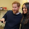 Le prince Harry et Meghan Markle en visite au restaurant "Social Bite" à Edimbourg le 13 février 2018. Chaque année, cette sandwicherie distribue de la nourriture aux sans-abri à travers l'Ecosse et emploie tous ceux qui souhaitent se réinserer dans la sphère professionnelle. Le futur couple princier a discuté avec les fondateurs du projet, Josh Littlejohn et Alice Thompson, qui leur ont notamment expliqué à quel point il était difficile pour les personnes sans-abri de trouver du travail lorsqu'elles n'ont pas d'adresses de résidence.