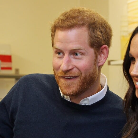 Le prince Harry et Meghan Markle en visite au restaurant "Social Bite" à Edimbourg le 13 février 2018. Chaque année, cette sandwicherie distribue de la nourriture aux sans-abri à travers l'Ecosse et emploie tous ceux qui souhaitent se réinserer dans la sphère professionnelle. Le futur couple princier a discuté avec les fondateurs du projet, Josh Littlejohn et Alice Thompson, qui leur ont notamment expliqué à quel point il était difficile pour les personnes sans-abri de trouver du travail lorsqu'elles n'ont pas d'adresses de résidence.