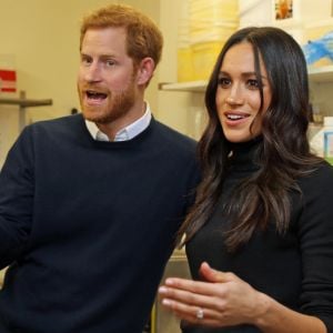 Le prince Harry et Meghan Markle en visite au restaurant "Social Bite" à Edimbourg le 13 février 2018. Chaque année, cette sandwicherie distribue de la nourriture aux sans-abri à travers l'Ecosse et emploie tous ceux qui souhaitent se réinserer dans la sphère professionnelle. Le futur couple princier a discuté avec les fondateurs du projet, Josh Littlejohn et Alice Thompson, qui leur ont notamment expliqué à quel point il était difficile pour les personnes sans-abri de trouver du travail lorsqu'elles n'ont pas d'adresses de résidence.