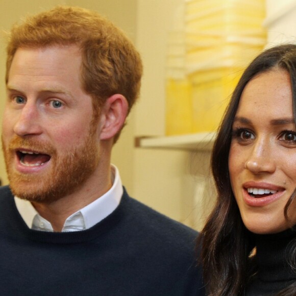 Le prince Harry et Meghan Markle en visite au restaurant "Social Bite" à Edimbourg le 13 février 2018. Chaque année, cette sandwicherie distribue de la nourriture aux sans-abri à travers l'Ecosse et emploie tous ceux qui souhaitent se réinserer dans la sphère professionnelle. Le futur couple princier a discuté avec les fondateurs du projet, Josh Littlejohn et Alice Thompson, qui leur ont notamment expliqué à quel point il était difficile pour les personnes sans-abri de trouver du travail lorsqu'elles n'ont pas d'adresses de résidence.