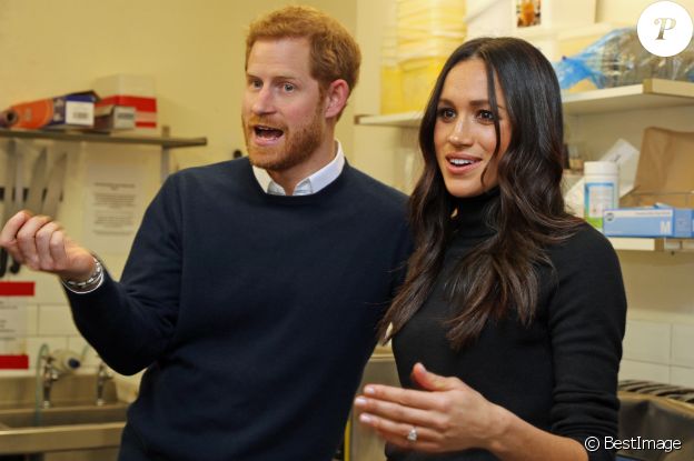 Le prince Harry et Meghan Markle en visite au restaurant "Social Bite" à Edimbourg le 13 février 2018. Chaque année, cette sandwicherie distribue de la nourriture aux sans-abri à travers l'Ecosse et emploie tous ceux qui souhaitent se réinserer dans la sphère professionnelle. Le futur couple princier a discuté avec les fondateurs du projet, Josh Littlejohn et Alice Thompson, qui leur ont notamment expliqué à quel point il était difficile pour les personnes sans-abri de trouver du travail lorsqu'elles n'ont pas d'adresses de résidence.