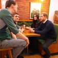 Le prince Harry et Meghan Markle en visite au restaurant "Social Bite" à Edimbourg le 13 février 2018. Chaque année, cette sandwicherie distribue de la nourriture aux sans-abri à travers l'Ecosse et emploie tous ceux qui souhaitent se réinserer dans la sphère professionnelle. Le futur couple princier a discuté avec les fondateurs du projet, Josh Littlejohn et Alice Thompson, qui leur ont notamment expliqué à quel point il était difficile pour les personnes sans-abri de trouver du travail lorsqu'elles n'ont pas d'adresses de résidence.