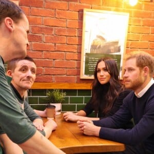 Le prince Harry et Meghan Markle en visite au restaurant "Social Bite" à Edimbourg le 13 février 2018. Chaque année, cette sandwicherie distribue de la nourriture aux sans-abri à travers l'Ecosse et emploie tous ceux qui souhaitent se réinserer dans la sphère professionnelle. Le futur couple princier a discuté avec les fondateurs du projet, Josh Littlejohn et Alice Thompson, qui leur ont notamment expliqué à quel point il était difficile pour les personnes sans-abri de trouver du travail lorsqu'elles n'ont pas d'adresses de résidence.