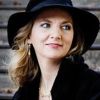 Ophélie Gaillard, photo de couverture Facebook d'Exiles, son dernier disque (2017). La voloncelliste, qui s'était fait dérober son instrument le 16 février 2018, a pu le récupérer grâce à son appel à l'aide lancé sur le réseau social.