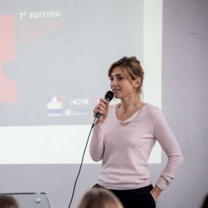 Exclusif - Julie Gayet, marraine de la 7 ème édition de "Un Artiste à l'Ecole", s'est rendue dans son ancien lycée de Bois Colombes le 13 février 2018. © Cyril Moreau / Bestimage