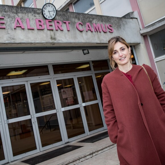 Exclusif - Julie Gayet, marraine de la 7 ème édition de "Un Artiste à l'Ecole", s'est rendue dans son ancien lycée de Bois Colombes le 13 février 2018. © Cyril Moreau / Bestimage
