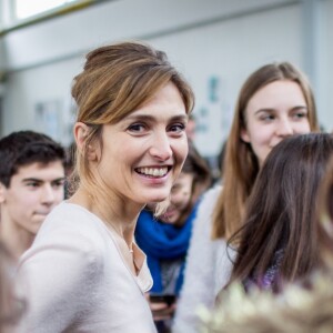 Exclusif - Julie Gayet, marraine de la 7 ème édition de "Un Artiste à l'Ecole", s'est rendue dans son ancien lycée de Bois Colombes le 13 février 2018. © Cyril Moreau / Bestimage