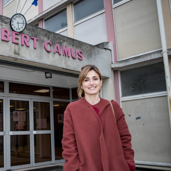 Exclusif - Julie Gayet, marraine de la 7 ème édition de "Un Artiste à l'Ecole", s'est rendue dans son ancien lycée de Bois Colombes le 13 février 2018. © Cyril Moreau / Bestimage