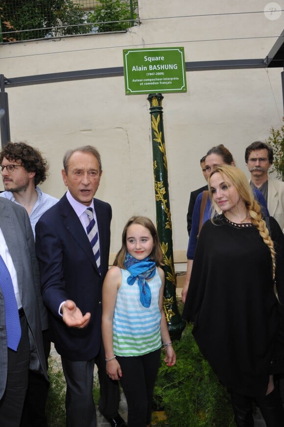 Chloé Mons, veuve d'Alain Bashung, et leur fille Poppée en juin 2012 lors de l'inauguration d'un square baptisé d'après le défunt chanteur dans le 18e arrondissement de Paris.