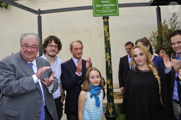 Chloé Mons, veuve d'Alain Bashung, et leur fille Poppée en juin 2012 lors de l'inauguration d'un square baptisé d'après le défunt chanteur dans le 18e arrondissement de Paris.
