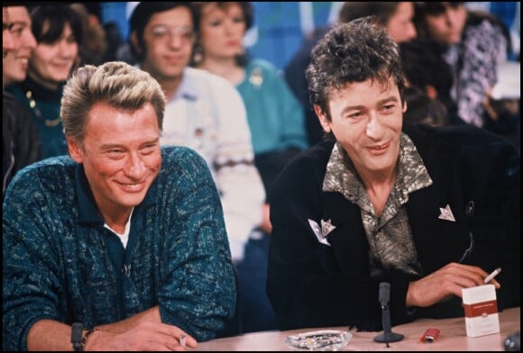 Johnny Hallyday et Alain Bashung ensemble sur le plateau d'une émission télé, image d'archives.