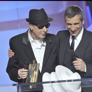 Alain Bashung lors de son triomphe aux Victoires de la Musique en février 2009, un mois avant sa mort, au côté de Nagui.
