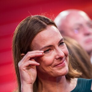 Carole Bouquet très émue lors de la descente des marches du film "The Little Prince" (Le Petit Prince) lors du 68e Festival International du Film de Cannes à Cannes le 22 mai 2015, le film produit par son fils Dimitri Rassam.