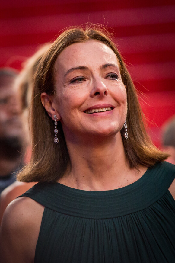 Carole Bouquet très émue lors de la descente des marches du film "The Little Prince" (Le Petit Prince) lors du 68 ème Festival International du Film de Cannes à Cannes le 22 mai 2015, le film produit par son fils Dimitri Rassam.