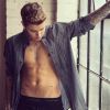 Le jeune Justin Bieber prend la pose façon manenquin Calvin Klein, le 25 mars 2014.