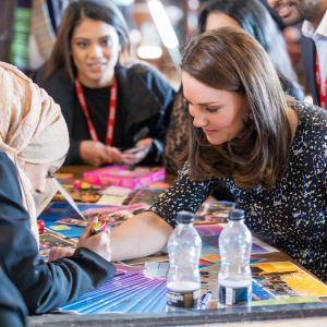 Kate Middleton, duchesse de Cambridge, enceinte, s'est fait faire un tatouage au henné par une jeune femme de l'Asian Voices Youth Project lors de sa visite du centre The Fire Station à Sunderland avec le prince William le 21 février 2018.