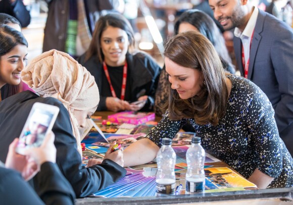 Kate Middleton, duchesse de Cambridge, enceinte, s'est fait faire un tatouage au henné par une jeune femme de l'Asian Voices Youth Project lors de sa visite du centre The Fire Station à Sunderland avec le prince William le 21 février 2018.