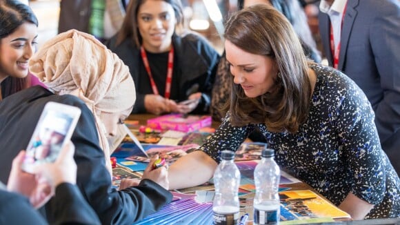 Kate Middleton enceinte: Tatouage au henné, casque de chantier, elle essaye tout