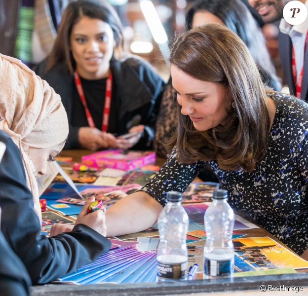 Kate Middleton, duchesse de Cambridge, enceinte, s'est fait faire un tatouage au henné par une jeune femme de l'Asian Voices Youth Project lors de sa visite du centre The Fire Station à Sunderland avec le prince William le 21 février 2018.