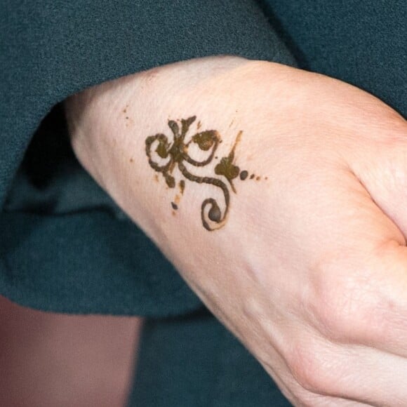 Kate Middleton, duchesse de Cambridge, enceinte, s'est fait faire un tatouage au henné par une jeune femme de l'Asian Voices Youth Project lors de sa visite du centre The Fire Station à Sunderland avec le prince William le 21 février 2018.