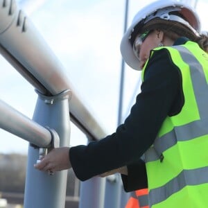 Kate Middleton, duchesse de Cambridge, enceinte, et le prince William ont découvert en avant-première le Northern Spire, un nouveau pont monumental à Sunderland le 21 février 2018.