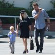 Fergie, son mari Josh Duhamel et leur fils Axl à Los Angeles, le 25 juin 2017.