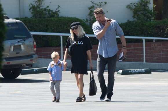 Fergie, son mari Josh Duhamel et leur fils Axl à Los Angeles, le 25 juin 2017.