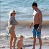Exclusif - Prix spécial - Fergie, son mari Josh Duhamel et leur fils Axl en vacances sur une plage de Maui à Hawaï le 4 janvier 2017.