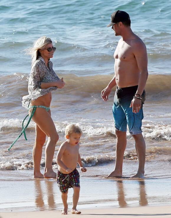 Exclusif - Prix spécial - Fergie, son mari Josh Duhamel et leur fils Axl en vacances sur une plage de Maui à Hawaï le 4 janvier 2017.