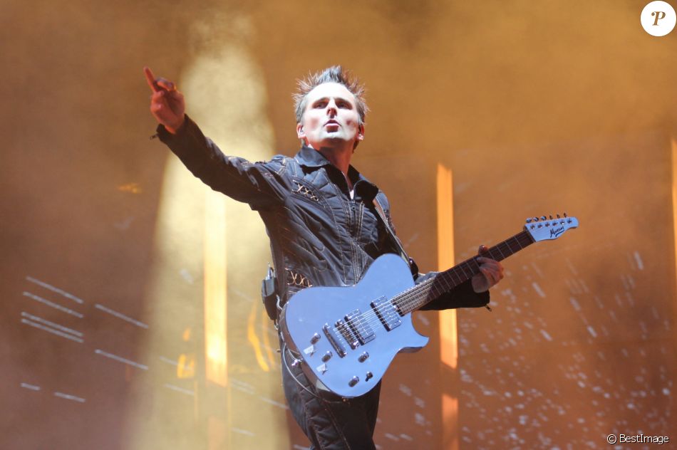 Matthew Bellamy et son groupe Muse en concert dans la Fan Zone de la Tour Eiffel, à Paris, le 28 juin 2016.