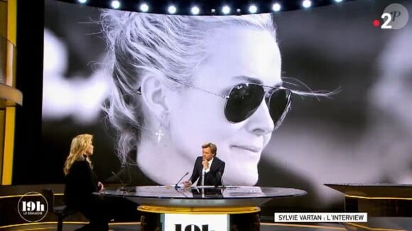Sylvie Vartan invitée de Laurent Delahousse dans "19h le dimanche" sur France 2 le 25 février 2018.