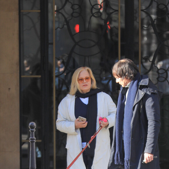 Sylvie Vartan à la sortie de l'institut de beauté Carlota avec son chauffeur et son chien Muffin à Paris, le 16 février 2018.