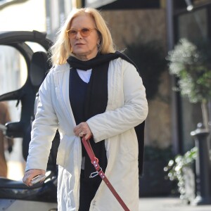 Sylvie Vartan à la sortie de l'institut de beauté Carlota avec son chauffeur et son chien Muffin à Paris, le 16 février 2018.