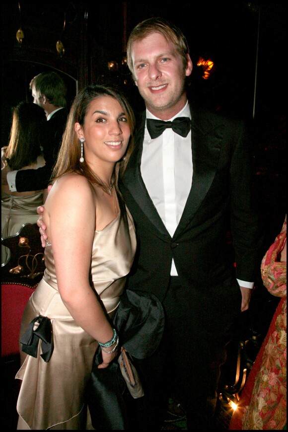 Le prince Carlos von Hohenzollern en juin 2007 chez Maxim's à Paris, avec sa fiancée Salima Khatibi. Le 23 février 2018, le prince, âgé de 39 ans, a trouvé la mort en chutant du 21e étage de l'hôtel Intercontinental de Francfort.