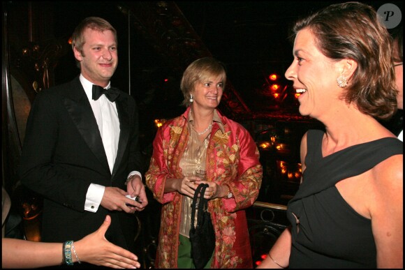 Le prince Carlos von Hohenzollern en juin 2007 chez Maxim's à Paris, avec la princesse Gloria von Thurn und Taxis et la princesse Caroline de Hanovre. Le 23 février 2018, le prince, âgé de 39 ans, a trouvé la mort en chutant du 21e étage de l'hôtel Intercontinental de Francfort.