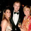 Le prince Carlos von Hohenzollern en juin 2007 chez Maxim's à Paris, avec sa fiancée Salima Khatibi et la princesse Gloria von Thurn und Taxis. Le 23 février 2018, le prince, âgé de 39 ans, a trouvé la mort en chutant du 21e étage de l'hôtel Intercontinental de Francfort.
