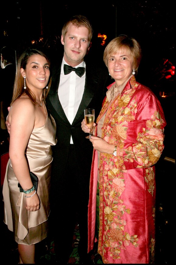 Le prince Carlos von Hohenzollern en juin 2007 chez Maxim's à Paris, avec sa fiancée Salima Khatibi et la princesse Gloria von Thurn und Taxis. Le 23 février 2018, le prince, âgé de 39 ans, a trouvé la mort en chutant du 21e étage de l'hôtel Intercontinental de Francfort.