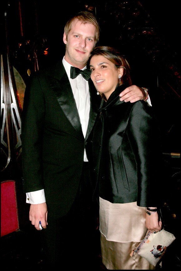 Le prince Carlos von Hohenzollern en juin 2007 chez Maxim's à Paris, avec sa compagne Salima Khatibi. Le 23 février 2018, le prince, âgé de 39 ans, a trouvé la mort en chutant du 21e étage de l'hôtel Intercontinental de Francfort.