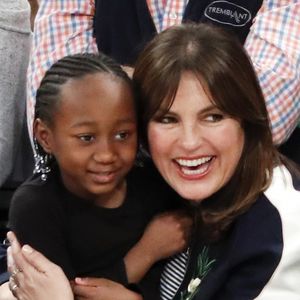 Mariska Hargitay et son mari Peter Hermann ont assisté avec leurs enfants August, Amaya et Andrew au match de basket Boston Celtics vs New York à New York, le 24 février 2018