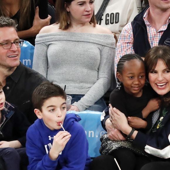 Mariska Hargitay et son mari Peter Hermann ont assisté avec leurs enfants August, Amaya et Andrew au match de basket Boston Celtics vs New York à New York, le 24 février 2018