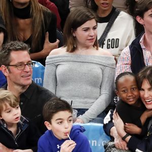 Mariska Hargitay et son mari Peter Hermann ont assisté avec leurs enfants August, Amaya et Andrew au match de basket Boston Celtics vs New York à New York, le 24 février 2018