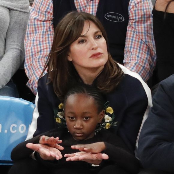 Mariska Hargitay et son mari Peter Hermann ont assisté avec leurs enfants August, Amaya et Andrew au match de basket Boston Celtics vs New York à New York, le 24 février 2018