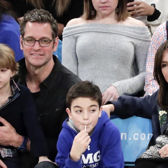 Mariska Hargitay et son mari Peter Hermann ont assisté avec leurs enfants August, Amaya et Andrew au match de basket Boston Celtics vs New York à New York, le 24 février 2018