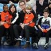 Mariska Hargitay et son mari Peter Hermann ont assisté avec leurs enfants August, Amaya et Andrew au match de basket Boston Celtics vs New York à New York, le 24 février 2018