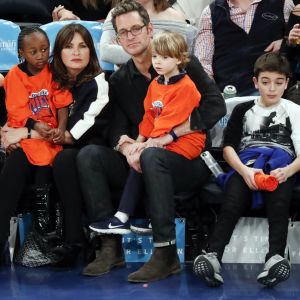 Mariska Hargitay et son mari Peter Hermann ont assisté avec leurs enfants August, Amaya et Andrew au match de basket Boston Celtics vs New York à New York, le 24 février 2018