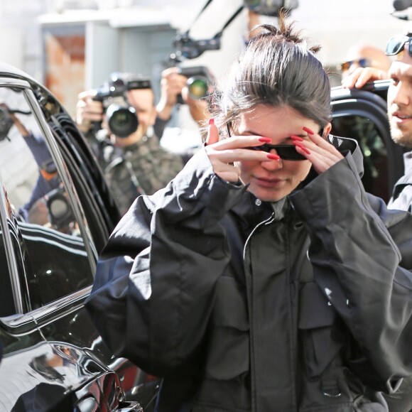 Kylie Jenner se cache des photographes à la sortie d'un rendez-vous médical à Beverly Hills, le 23 février 2018