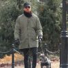 Justin Theroux se promène dans un parc avec son chien à New York le 9 février 2018.